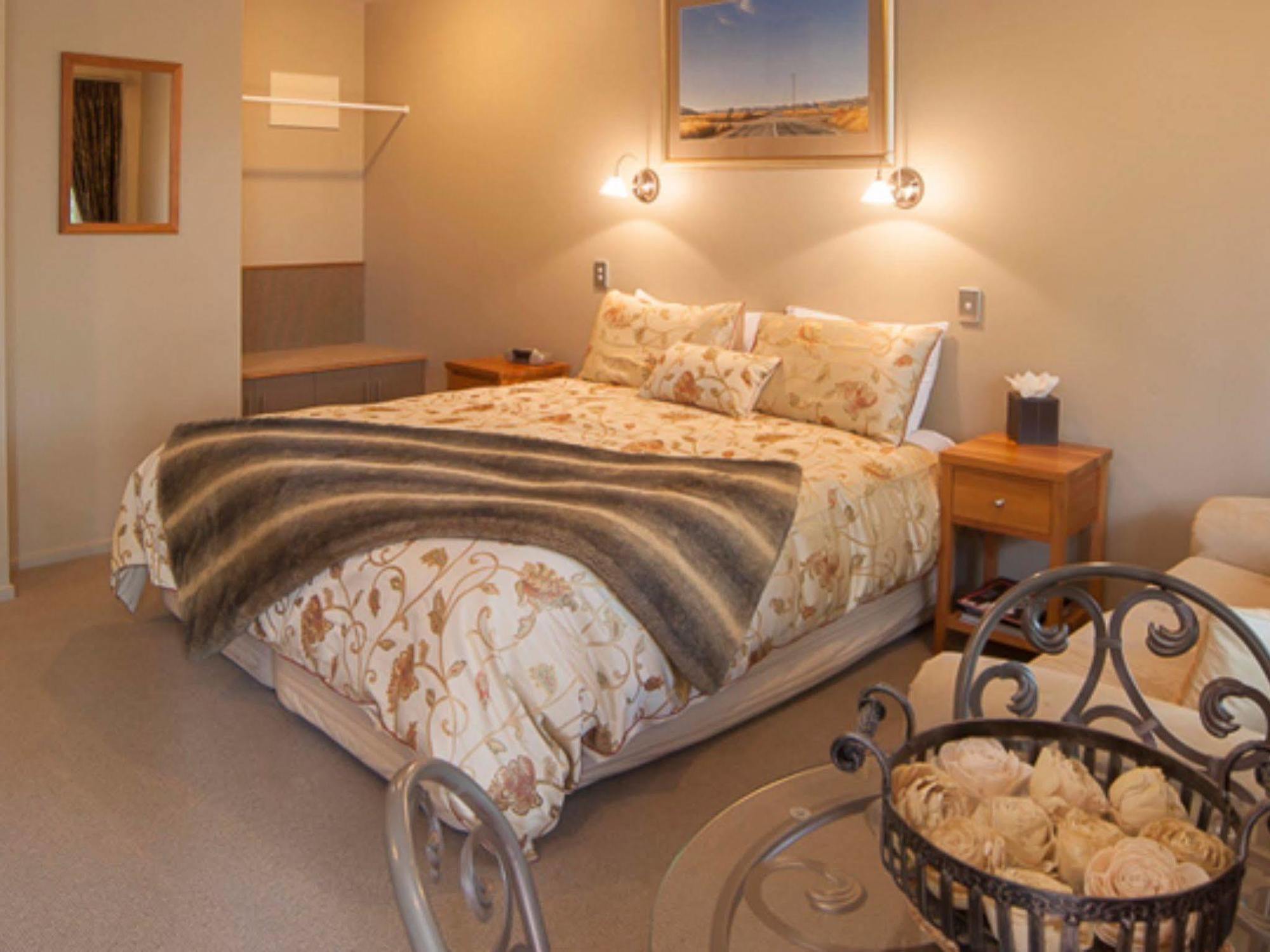 Blue Ridge Studios And Bed & Breakfast Te Anau Exterior photo